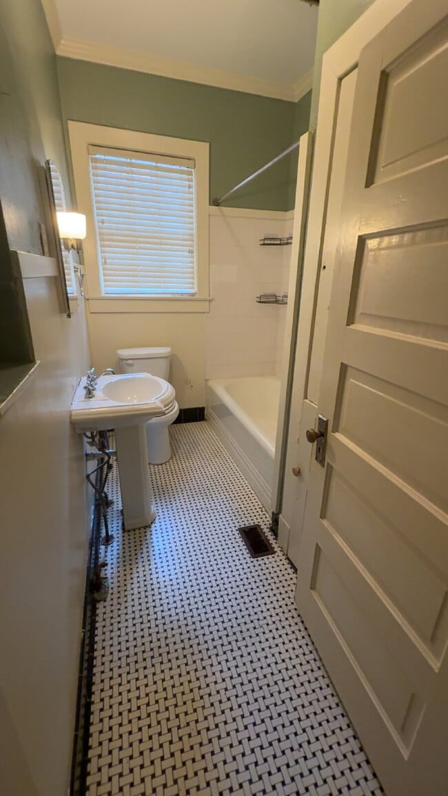 Building Photo - Beautiful duplex in Belhaven!! ALL UTILITIES INCLUDED!!!