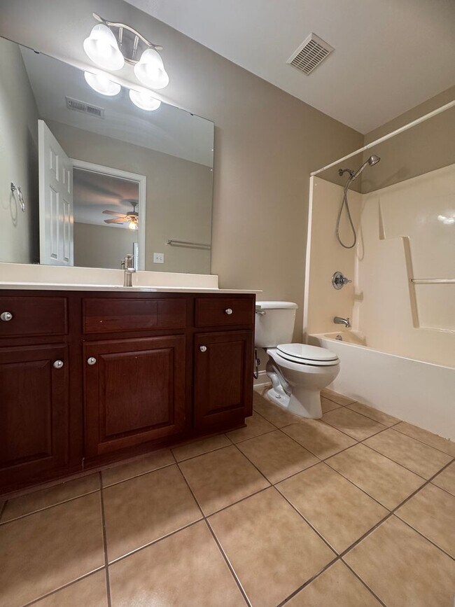 Building Photo - Stunning 5 Bedroom 4 Bath Home with 3 Car ...