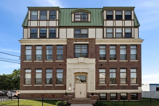 Building Photo - 58 Almont St
