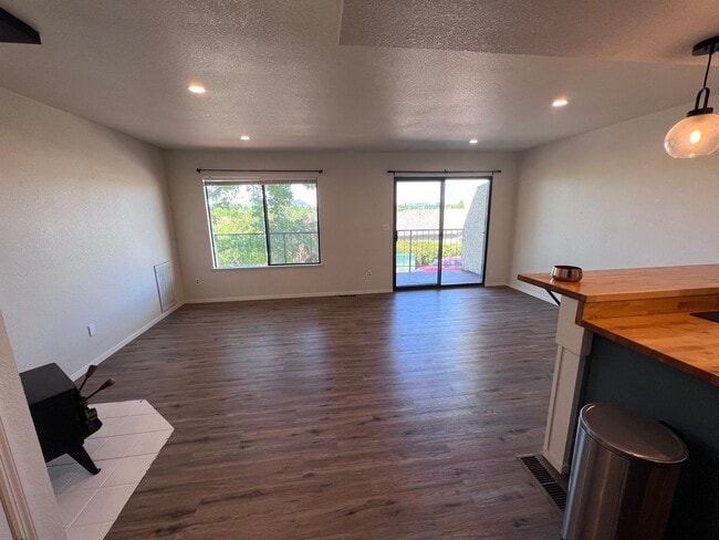 Building Photo - Charming 2-bedroom, 1.5-bathroom