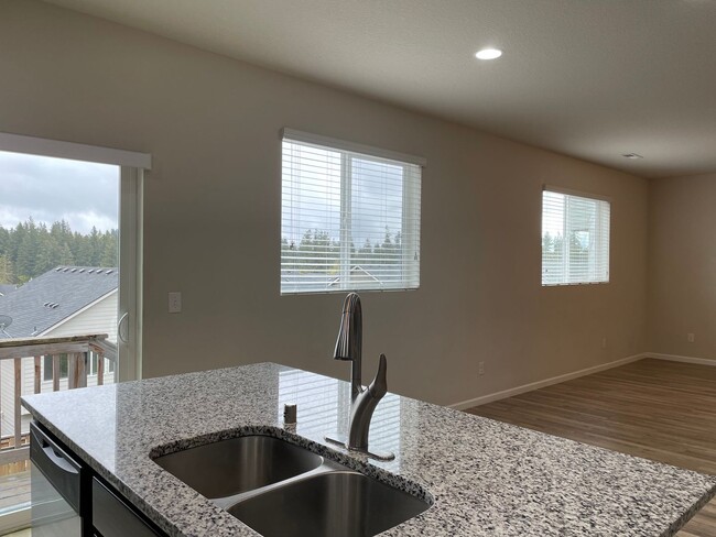 Building Photo - Beautiful 4 Bedroom 2.5 Bath Home Located ...