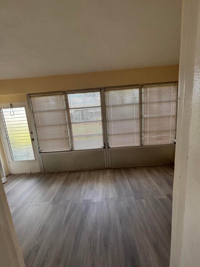 Building Photo - 707 High Point Blvd N