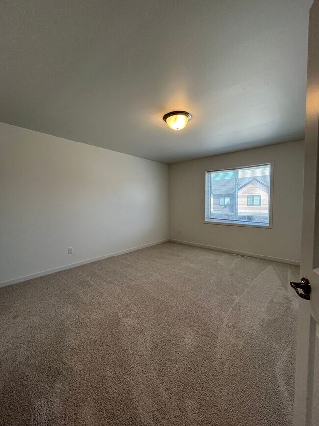 Building Photo - 3 Bed 3 Bath TownHome