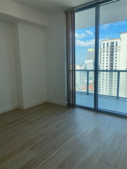 Building Photo - 1111 SW 1st Ave