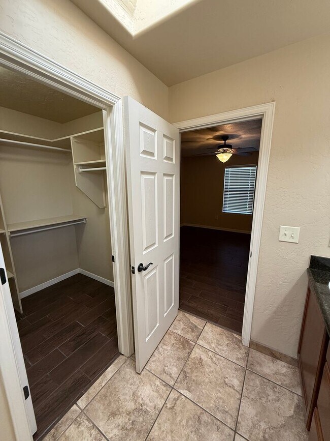 Building Photo - 2043 Villa Napoli Loop E