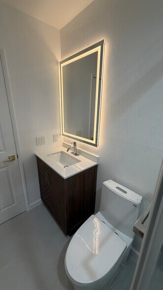 Building Photo - 10331 Lindley Ave