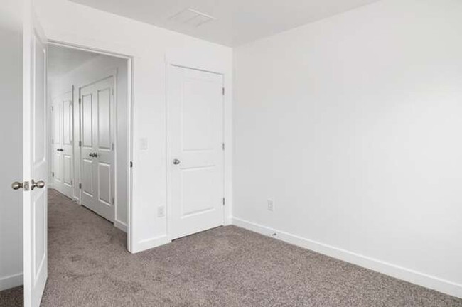 Building Photo - Like New 3 Bd 2.5 Bath Townhome