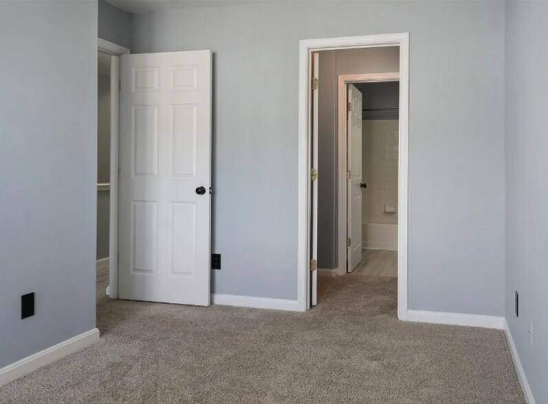 Building Photo - 667 Sprite Way