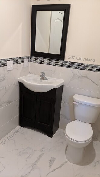 Master Bathroom En Suite - 207 Cleveland Ave