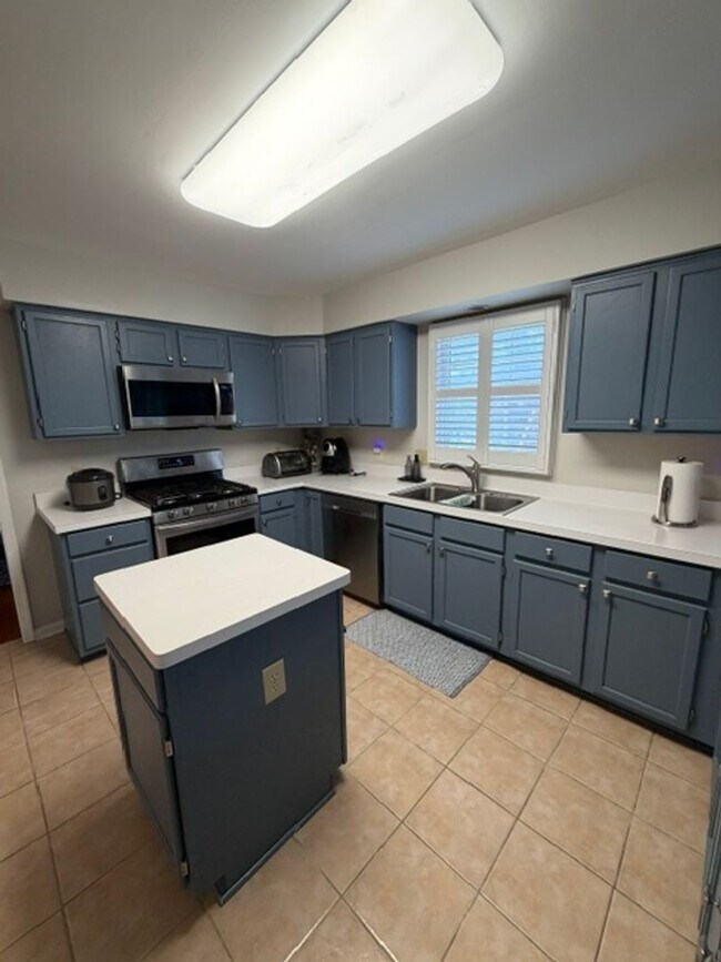 Building Photo - SPACIOUS SF HOME IN GERMANTOWN