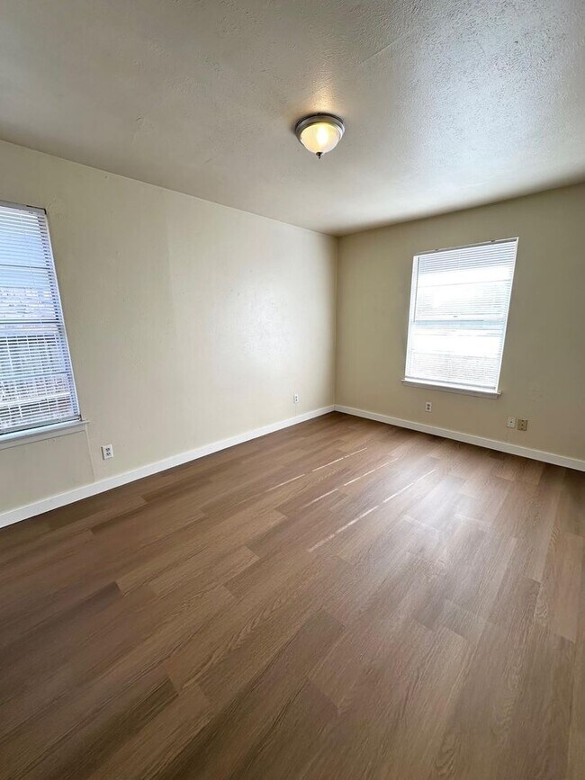 Building Photo - 3 Bed 2 Bath Ready To Rent ASAP!