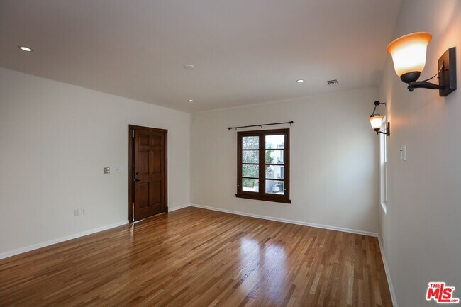 Building Photo - 806 N Alfred St