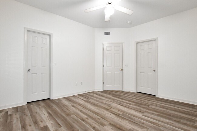 Building Photo - 436 NW 50th Blvd. (Monticello at Millpond)