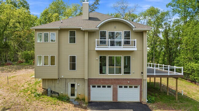 Building Photo - 5116 Shore Dr