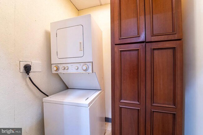 Building Photo - 225 S 49th St