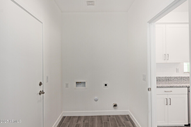 Building Photo - 1564 N Pueblo Dr