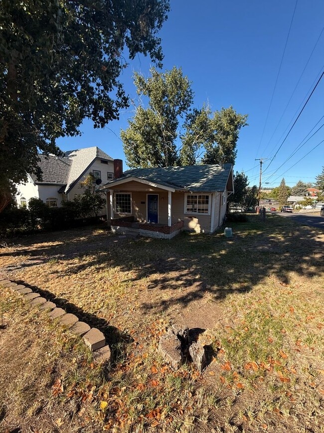 Building Photo - Cute 1 bedroom with a flex space in a grea...