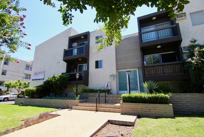 Primary Photo - 1249 S Bundy Dr