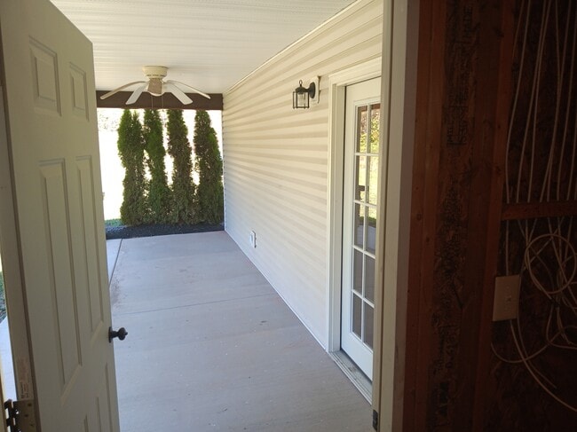 Building Photo - 809 Island View Dr