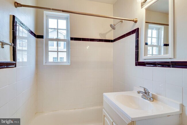 Building Photo - 1708 W Abingdon Dr