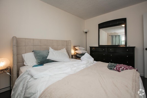 Building Photo - 2328 Virginia Ave