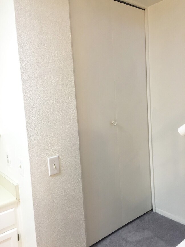 Building Photo - **COMFORTABLE 2br/2ba TOWNHOME (GILBERT & ...