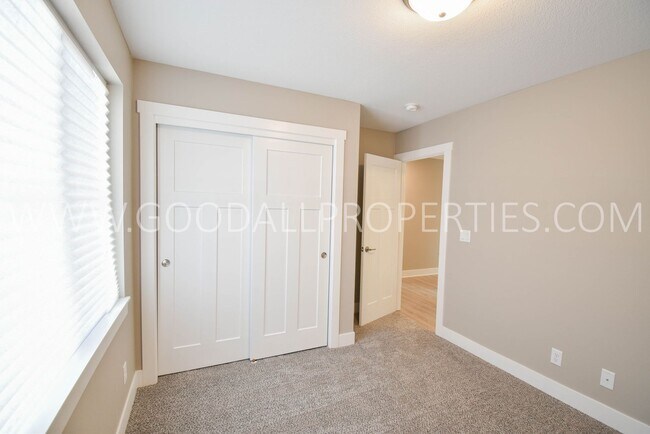 Building Photo - 3 Bedroom, 2 Bathroom Single Family Ranch with 2-Car attached garage