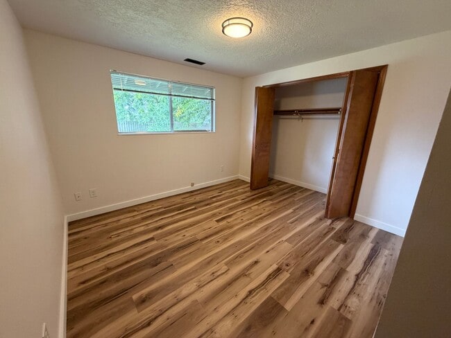 Building Photo - 3 Bedroom 2 Bath Single Family House