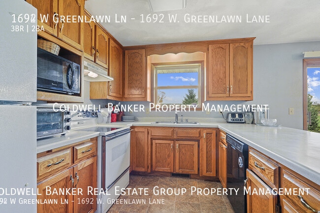 Building Photo - 1692 W Greenlawn Ln