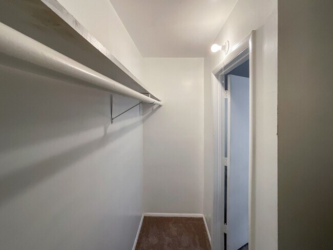 Building Photo - COMING SOON! Charming 2-Bed, 1.5-Bath Retr...