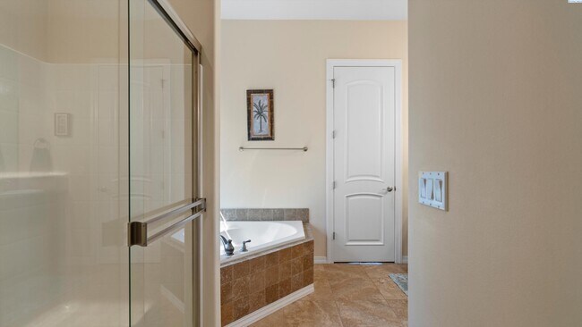 Building Photo - Fully Furnished and available for the holi...