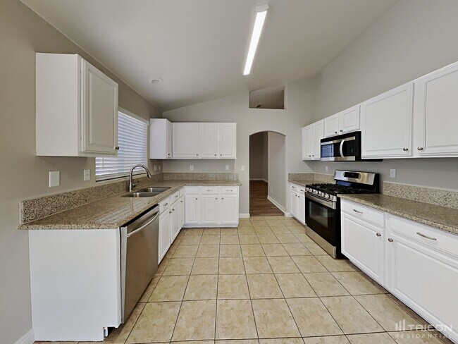 Building Photo - 2704 Purple Root Dr