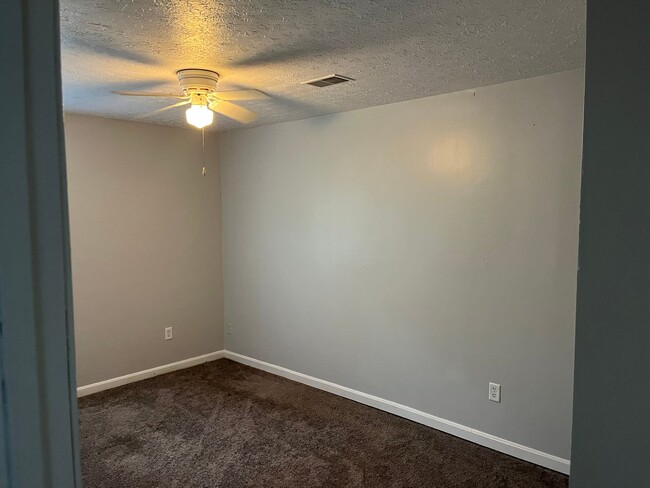 Building Photo - Cozy 3 Bedroom 2 Bathroom Townhouse