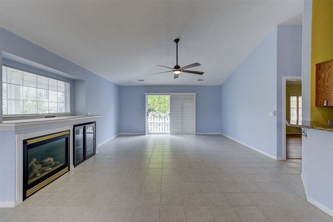 Building Photo - 2 bedroom, 2 bathroom home in Victorian Es...