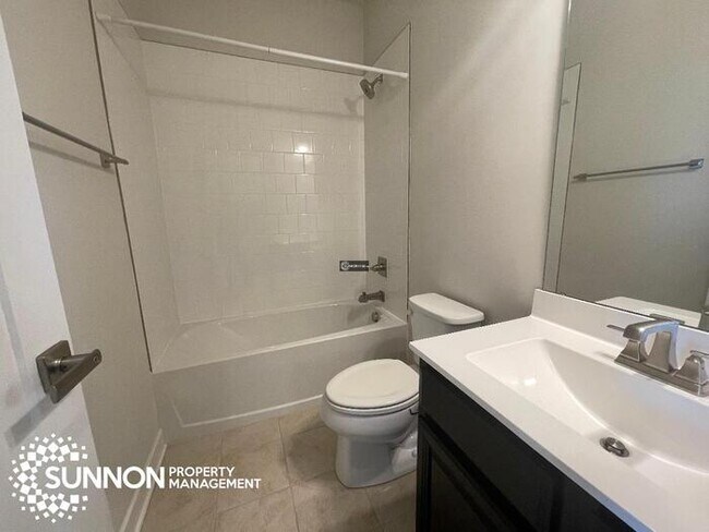 Building Photo - 3 Bed 2.5 Bath Townhome in Riverbend