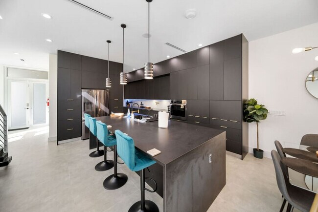 Building Photo - 1621 NE 4th Pl