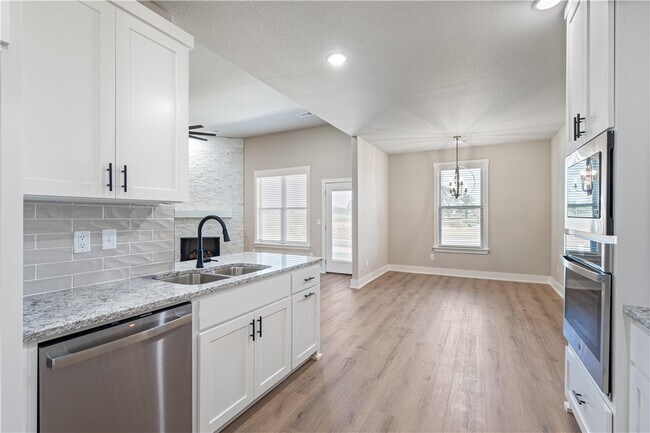 Building Photo - 7006 SW Orange Ave