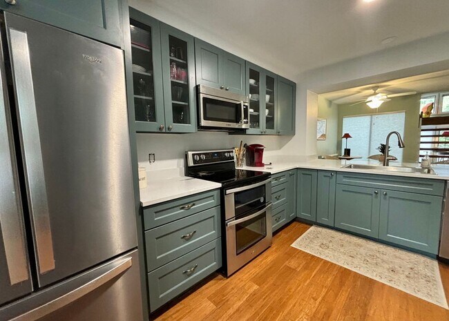 Building Photo - Available 12/16. Beautiful FURNISHED End-Unit Townhome in Central Mt Pleasant!