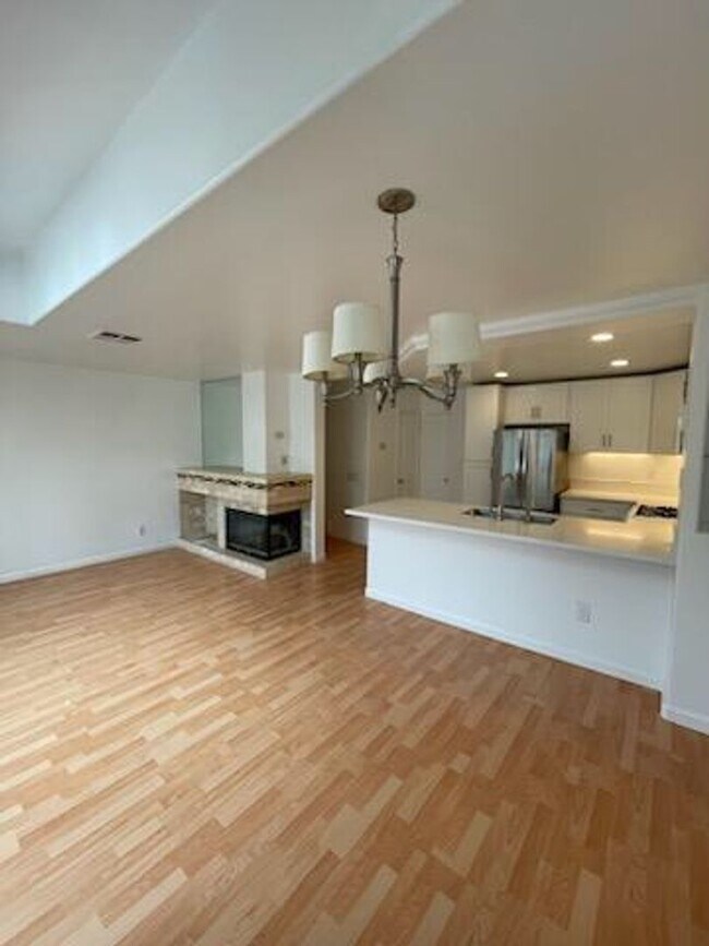 Building Photo - Del Mar Highlands adjacent : Spacious Upgr...