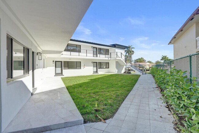 Building Photo - 840 SE 22nd Ave