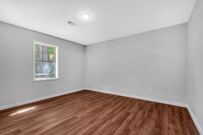 Building Photo - 107 E Elm St