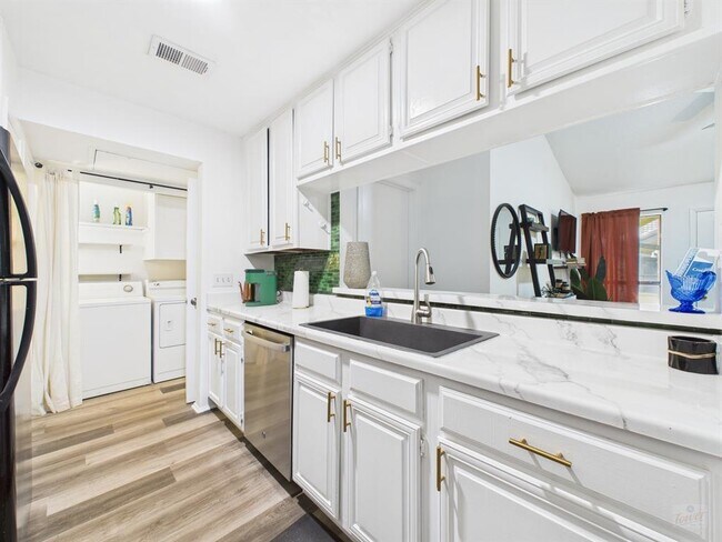 Building Photo - 806 W 24th St