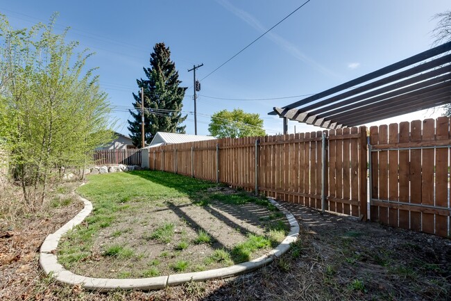 Building Photo - Shadle Park 3 Bedroom 2 Bath Home near Gar...