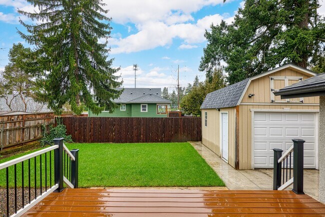 Building Photo - Lovely 3 Bedroom 1.5 bath Milwaukie Charmer.