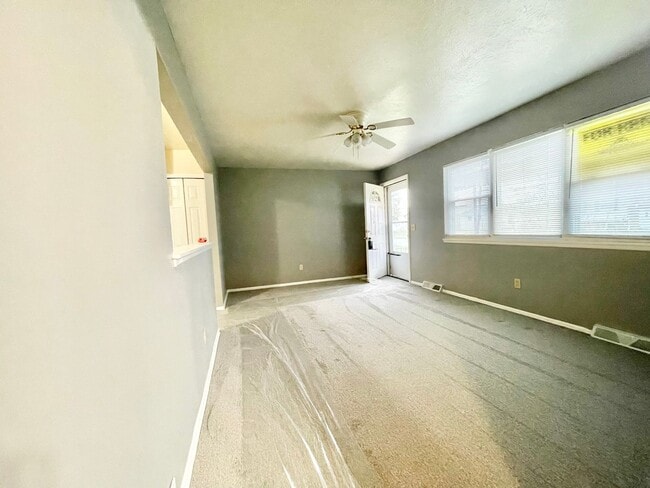 Building Photo - 3 Bed -1 Bath Single Family in Elyria