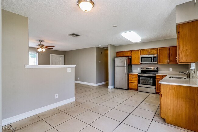 Building Photo - 18529 Phlox Dr
