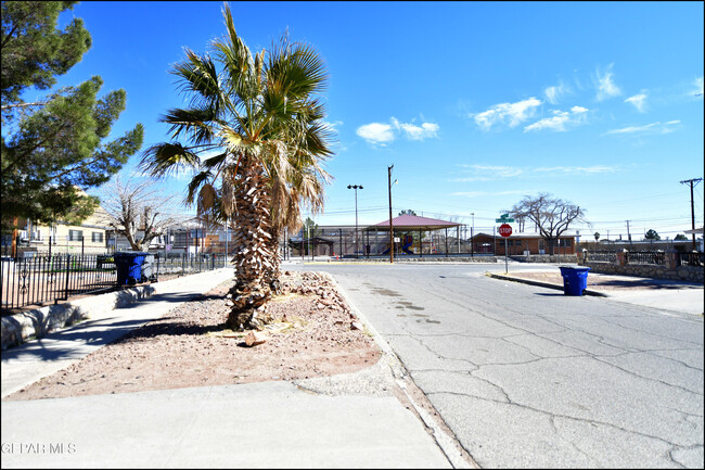 Building Photo - 4425 La Luz Ave