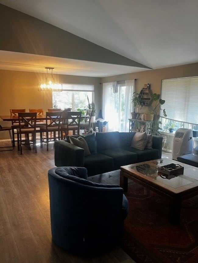 Building Photo - Single level home close to Mt View High School