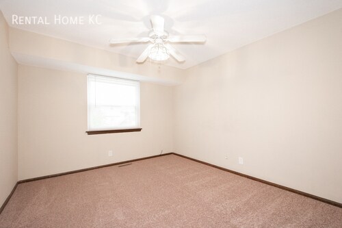 Building Photo - Roomy duplex w/ Finished Lower Level + Fen...