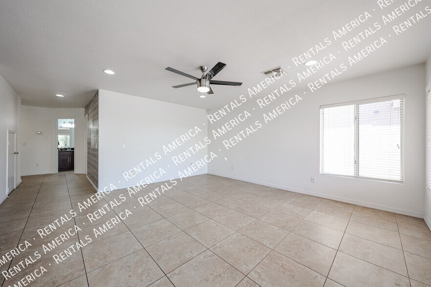 Building Photo - 820 N Granada Dr
